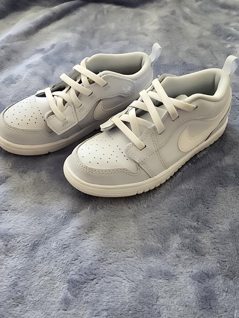 Nike Kids Low-Top Sneakers in White and Light Gray